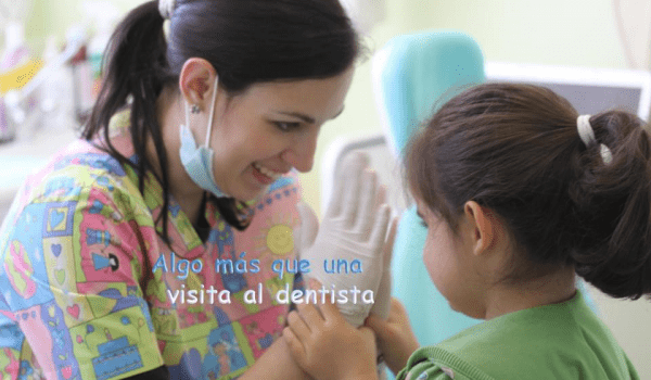 COPYRIGHT. NO USAR. La doctora en la clínica dental Dentikids con una paciente con autismo