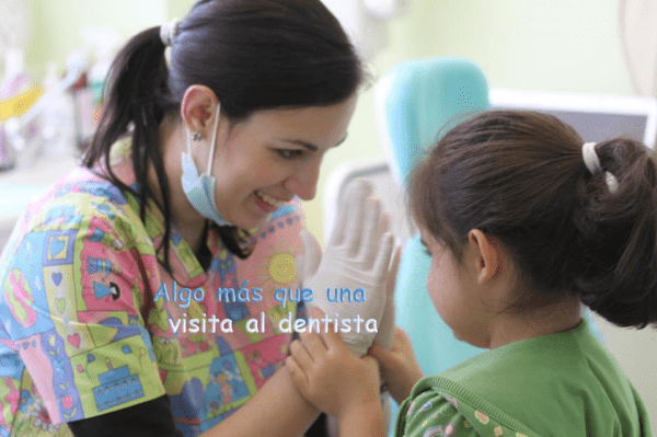 La doctora en la clínica dental Dentikids con una paciente con autismo