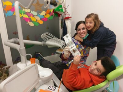 COPYRIGHT. NO USAR. La doctora pasando consulta a dos de sus pacientes con Síndrome de Rubinstein en nuestra clínica dental Dentikids