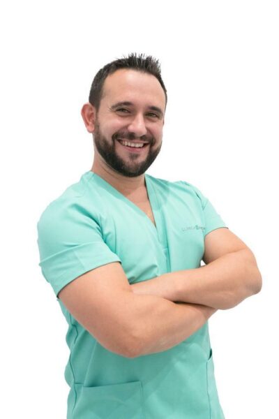 Cirujano bucal Víctor Paredes, clínica dental Dentikids