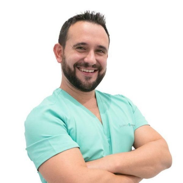 Cirujano bucal Víctor Paredes, clínica dental Dentikids