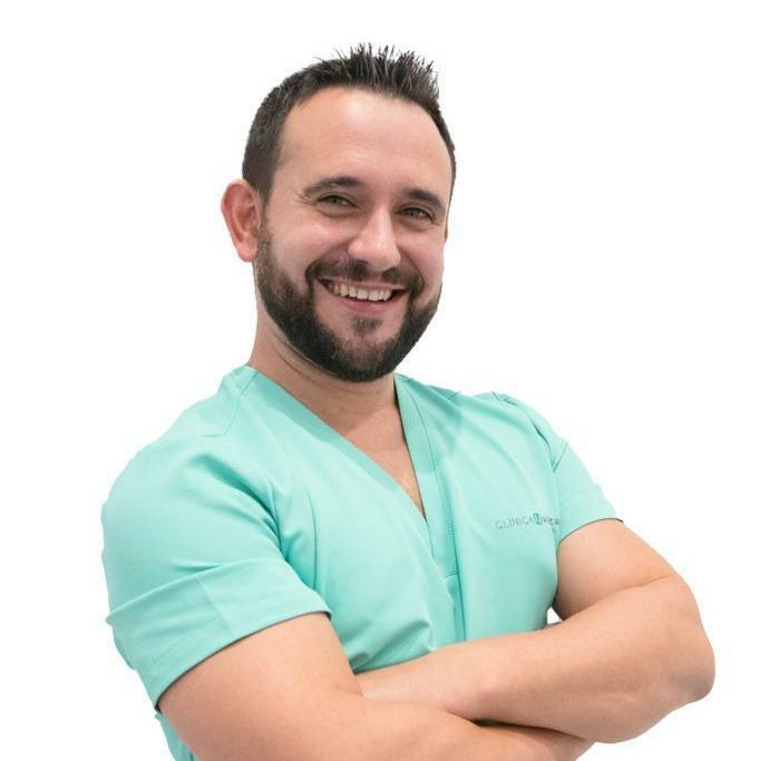 Cirujano bucal Víctor Paredes, clínica dental Dentikids